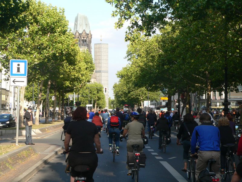 Am Ku'damm und der Gedchtniskirche gibt es besonders viel Publikum. In groen Massen fahren die Radfahrer vorbei, man hrt berall ihre Klingeln. Nicht jeder ist begeistert, das berqueren der Straen ist fr einige Minuten nicht mglich. Viele Touristen hingegen machen Fotos und feuern die Radfahrer an. 26.9.2009