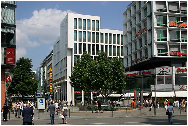 Am oberen Ende von Stuttgarts wichtigster Fugngerzone, der Kngigstrae, entstand durch den Umbau eines 70er Jahre Baus ein neues markantes Geschftshaus (Bildmitte). Architekten des meiner Meinung sehr gelungenen Gebudes sind die Architekten Lederer, Ragnardttir, Oei (LRO) aus Stuttgart. 29.7.2006 (Matthias)