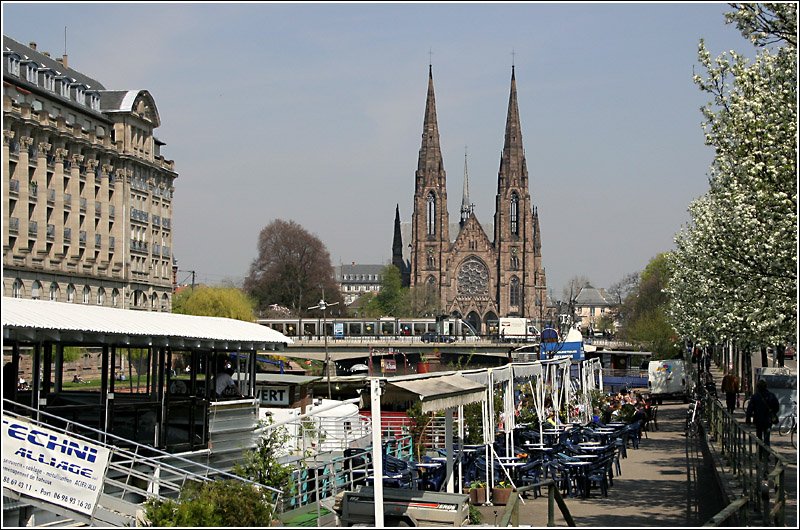 Am Quai de Pcheurs: Im Hintergrund die St.-Paul-Kirche, davor die Pont Royal ber die L`Ill. Auf der Brcke die Straenbahnhaltestelle  Gallia . 21.4.2006 (Matthias)