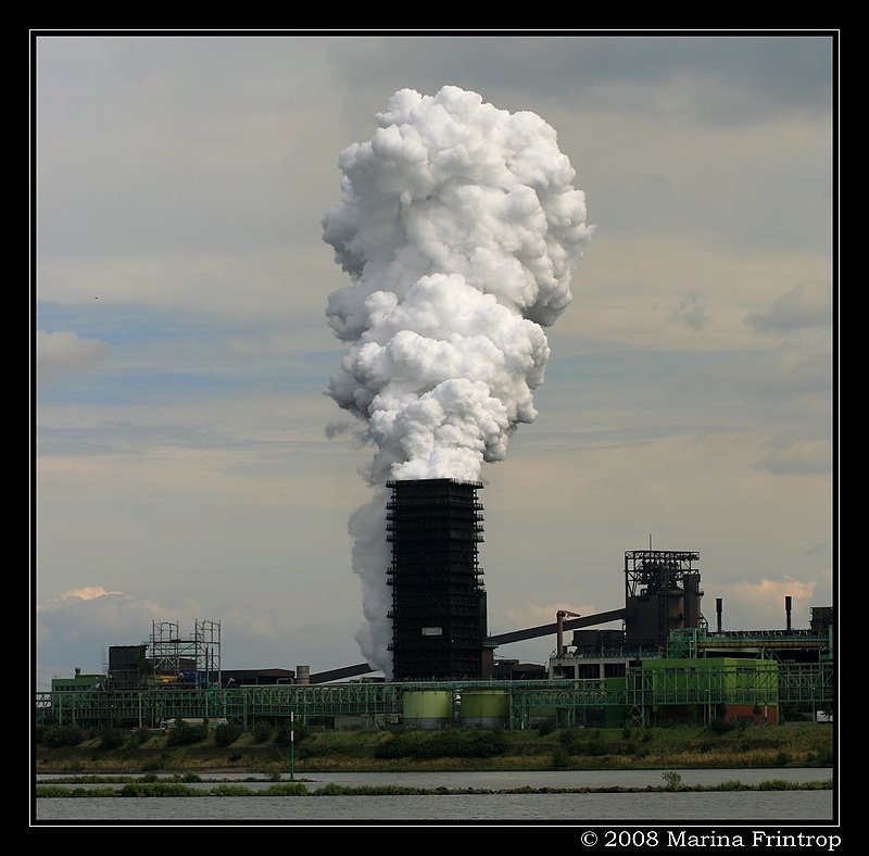 Am Rhein in Duisburg - Mal ordentlich Dampf ablassen. Khlturm in Duisburg-Schwelgern.