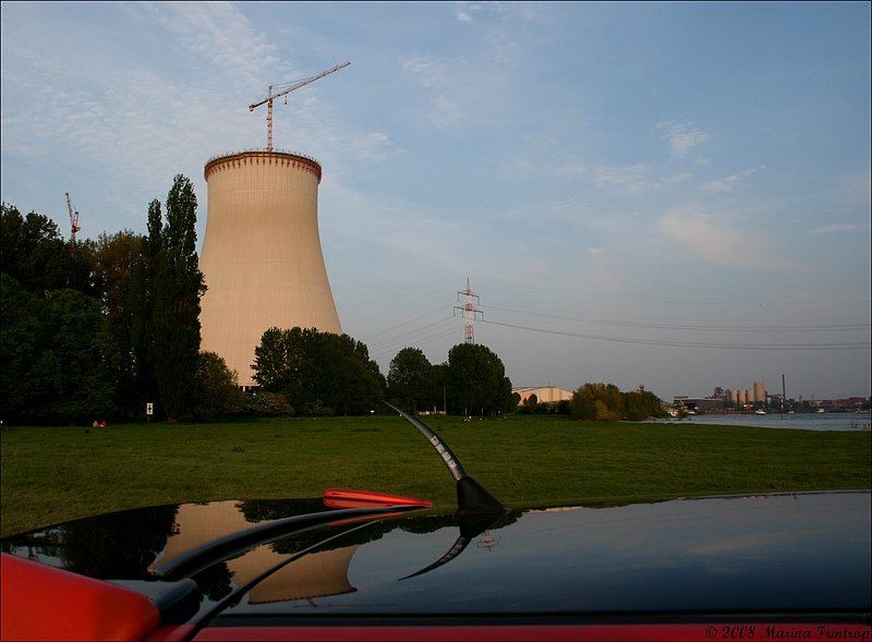 Am Rheinufer in Duisburg-Walsum. Der Khlturm des Heizkraftwerks Walsum spiegelt sich auf dem Wagendach der  Oranje  - ein mit viel Herzblut getunter Golf IV. 