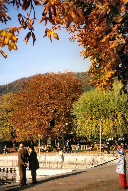 Am Rheinufer in Stein am Rhein /Schweiz), auf dem berg die Burg. Aufnahme vom Oktober 2000