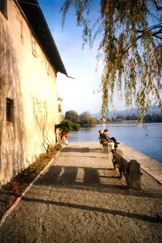 AM Rheinufer in Stein am Rhein bei frhlingshaften Temperaturen im Oktober 2000 (SCHWEIZ)