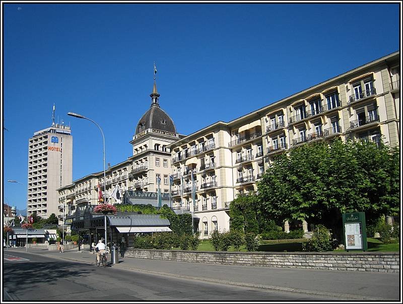 Am sogenannten Hheweg in Interlaken findet man das prchtige 5-Sterne-Hotel Victoria-Jungfrau Grand Hotel & Spa. Das Hochhaus mit einem weiteren Hotel daneben finde ich persnlich total deplaziert und hsslich. Ich habe nichts gegen Hochhuser, wenn sie architektonisch interessant sind und am  richtigen  Platz stehen, aber das ist hier sicher nicht der Fall. (24.07.2008)