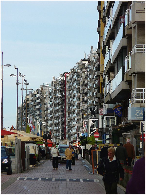 Am Zeedijk in Blankenberge steht eine Bausnde neben der anderen und man knnte auerdem an irgend einen anderen Ort entlang der belgischen Kste sein, es sieht berall gleich aus. 12.09.08 (Jeanny)