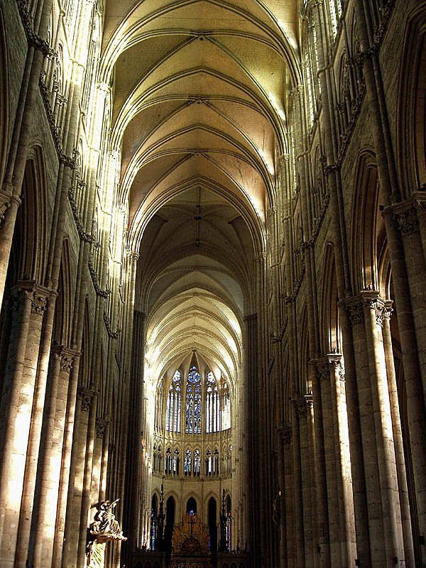 Amiens, Kathedrale Notre Dame. Mittelschiff Richtung Osten. 14. Jan. 2006, 15:25