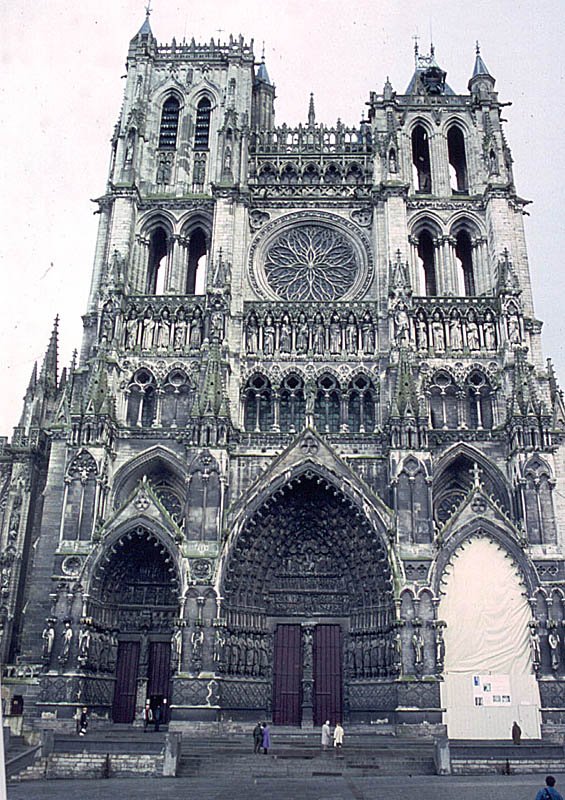 Amiens, Kathedrale Notre Dame. Westfassade vor der Renovation, Zustand von April 1994. Scan ab Dia.