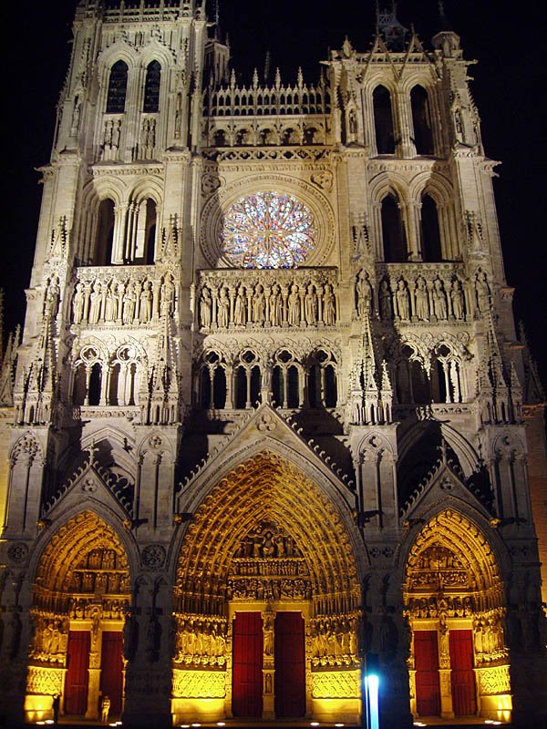 Amiens, Kathedrale Notre Dame. Westfassade wieder neutral beleuchtet. 21. Aug. 2007, 22:48