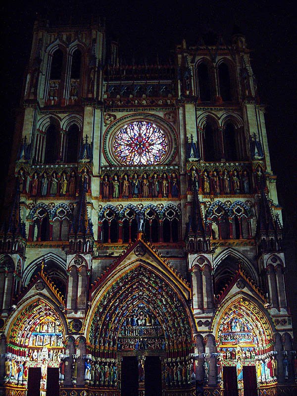 Amiens, Kathedrale Notre Dame. Westfassade wird mit Farblaser beleuchtet: Cathdrale en couleur. 21. Aug. 2007, 22:45
