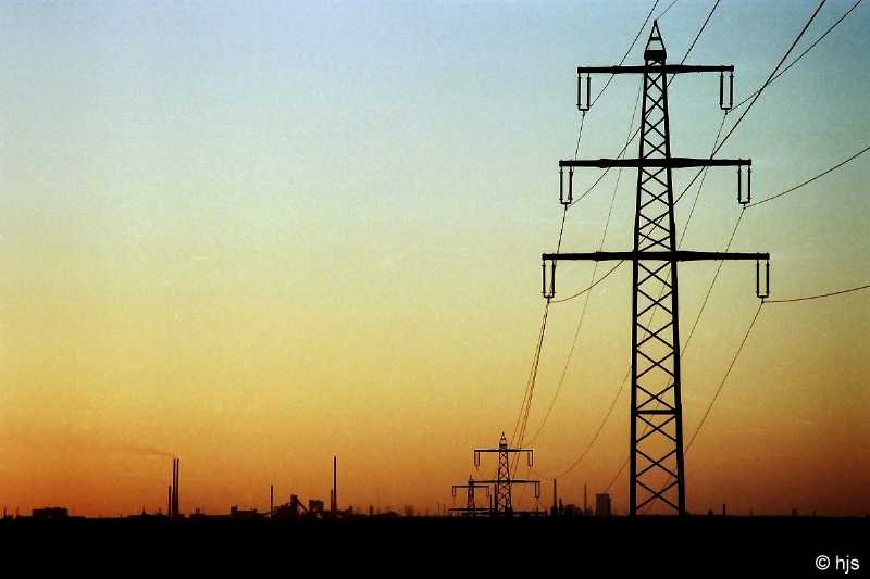 An diesem ungewhnlich klaren Sommerabend zeichnet sich die Silhouette des Schwelgerner Httenwerks im Duisburger Norden scharf gegen den Horizont ab (Juli 1990).