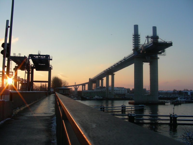 an einem Winterabend

Ziegelgrabenbrcke und die neue Rgenbrcke 27.12.2005