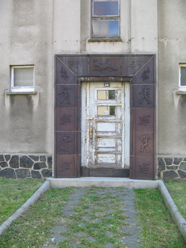 An der Friedrich-Ebert-Strae in Wurzen findet man ein Haus mit mehreren so schn verzierten Eingngen, berhaupt ist diese Ecke Wurzens architektonisch sehr interessant, 14.07.07