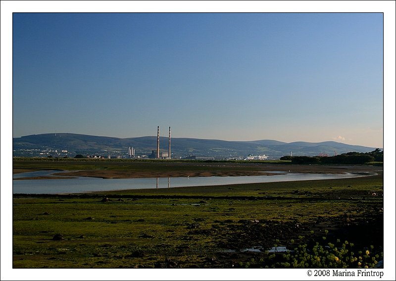 An der Kste bei Dublin - Blick ber die Dublin Bay auf das Kraftwerk Poolbeg.