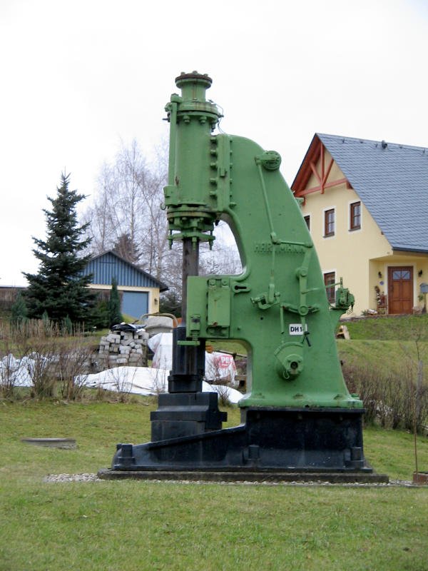 An der neuen Hauptstrae in Langenau steht dieser Hartmann-Hammer als Denkmal, 20.01.08