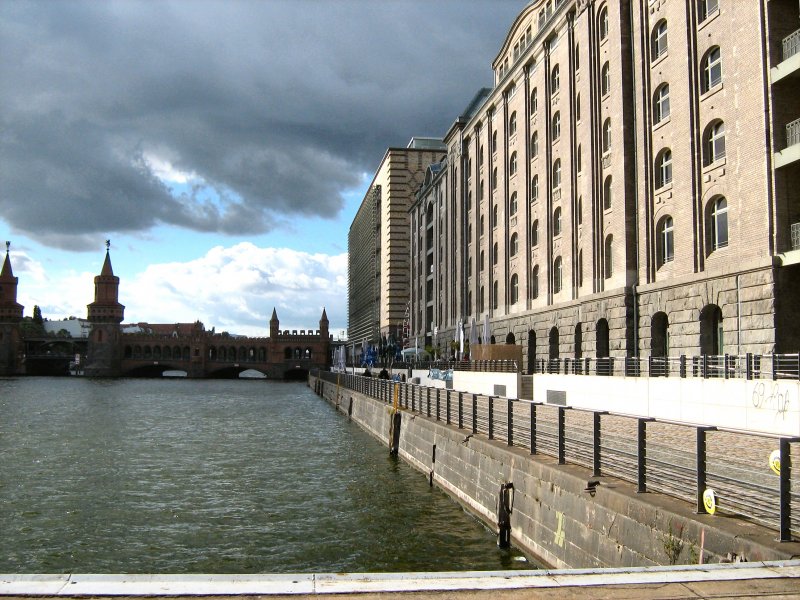 An der Spree in berlin, im Hinterrgrund die Oberbaumbrcke  Sept. 2007