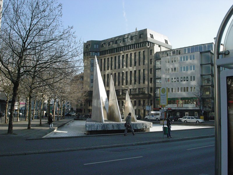 An der Straenbahnhaltestelle Steinstrae in Dsseldorf - bis zur Erffung des Stadtbahntunnels zwischen den Bahnhfen Heinrich-Heine-Allee und Dsseldorf Hbf befuhren die Straenbahnen hier die direkte Verbindung zwischen dem Jan-Wellem-Platz und dem Dsseldorfer Hauptbahnhof.