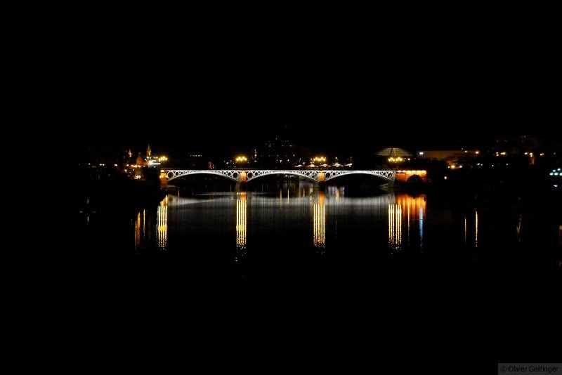 Andalusische Nacht (VII). Isabel-ll-Brcke verbindet direkt ins Zentrum . November 2007.