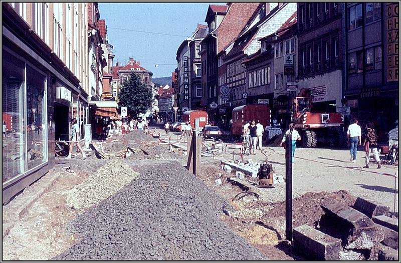 Anfang der 80er Jahre wurde die Groner Strae in Gttingen komplett umgestaltet. Es wurde aber keine reine Fugngerzone wie z.B. die Weender Strae Jahre zuvor, denn einige Buslinien benutzten die Strae auch weiterhin. (Dia-Archiv Alfred Schmidt)