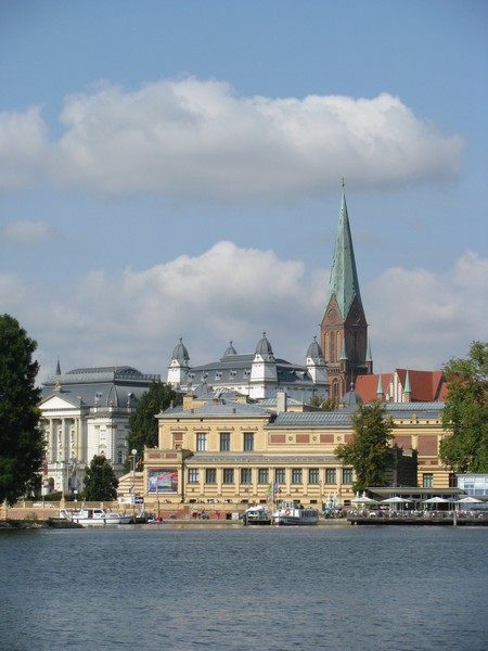 Anlegestelle der  Weie Flotte  mit Mecklenburgischem Staatstheater, Staatlichen Museum und Dom, BUGA 2009 Schwerin 16.09.2009