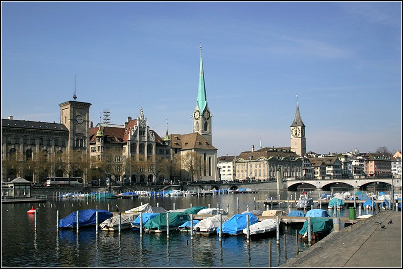 Ansicht von Zrich vom Uto-Quai aus. In der Mitte der Turm des Frauenmnsters, rechts der der St.Peters-Kirche. 09.03.2008 (Matthias)