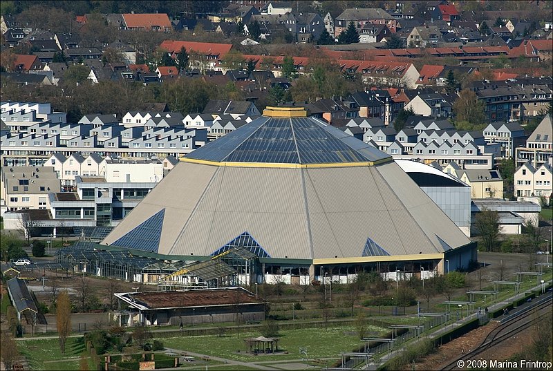 April 2008 - Der GartenDom in Oberhausen. 1999 fr die Landesgartenschau gebaut, verfllt das Gebude ungenutzt so langsam vor sich hin - eine klassische Fehlinvestition?!