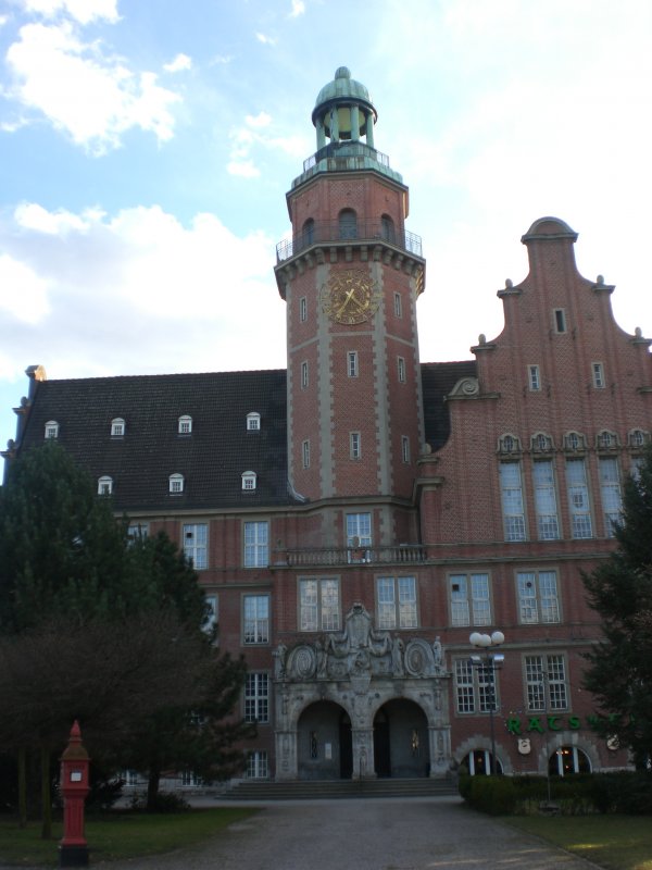 April 2009, hier seht ihr das Rathaus Reinickendorf. Aus meiner Sicht ist es eins der schnsten Rathuser von Berlin wegen des imposanten Turms und der wunderschnen Fassade.