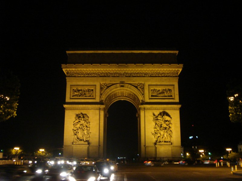Arc de Triomphe bei Nacht. Aufgenommen am 21.07.2006