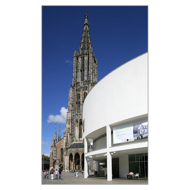 Architekturmoderne und Gotik: Ein Kontrast der hier gut passt. Das Ulmer Stadthaus vor dem Mnster. 23.6.2007 (Matthias)