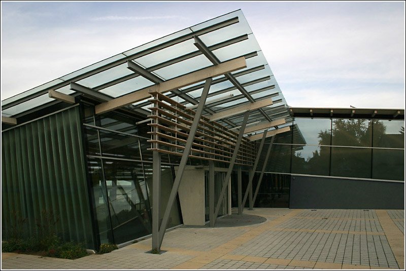 Architekturmoderne in einer kleinen lndlichen Gemeinde in Hohenlohe: Das ungewhnlichste Bauwerk in Rot am See ist die neue Turnhalle nahe der Schule am Ortszentrum. Hier ist alles schrg und viel aus Glas. 22.10.2006 (Matthias)