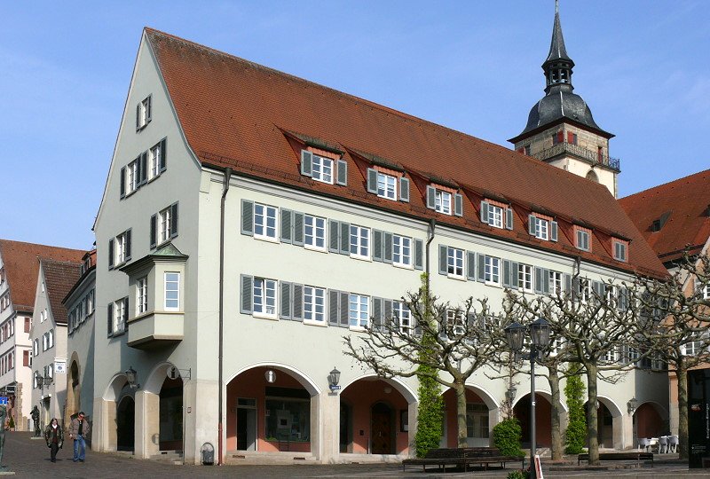 Arkadengebude mit Turm der Stadtkirche am 18.04.2008 in Bietigheim-Bissingen