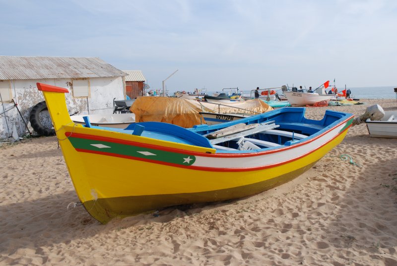 ARMAO DE PRA (Concelho de Silves), 13.01.2007, eins der typischen Fischerboote am Strand