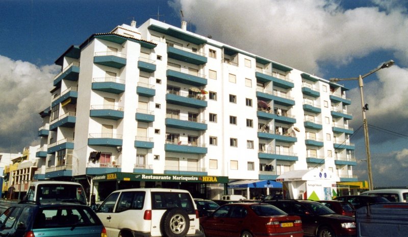 ARMAO DE PRA (Concelho de Silves), 15.01.2001, Wohn- und Geschftshaus an der Rua da Praia (Foto eingescannt)
