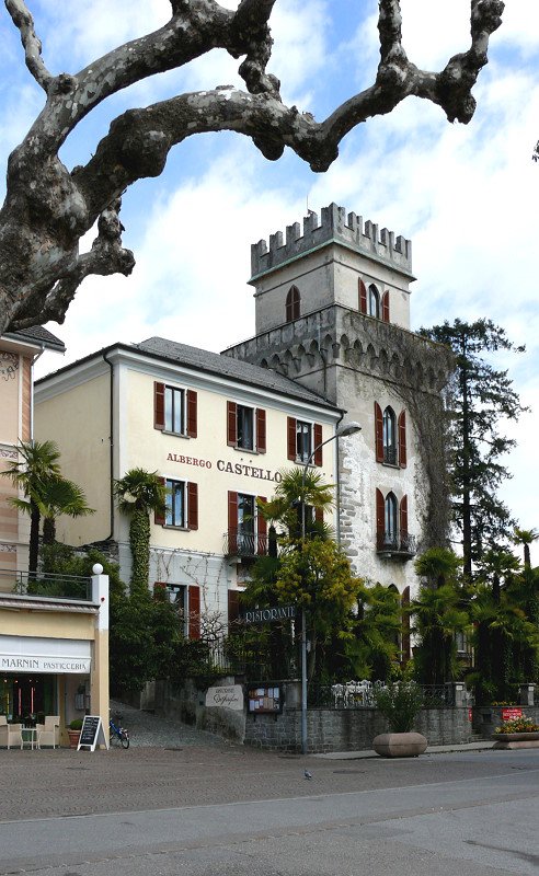 Ascona - Blick von der Platanenallee der Uferpromenade zum Hotel Castello am 05.04.2008