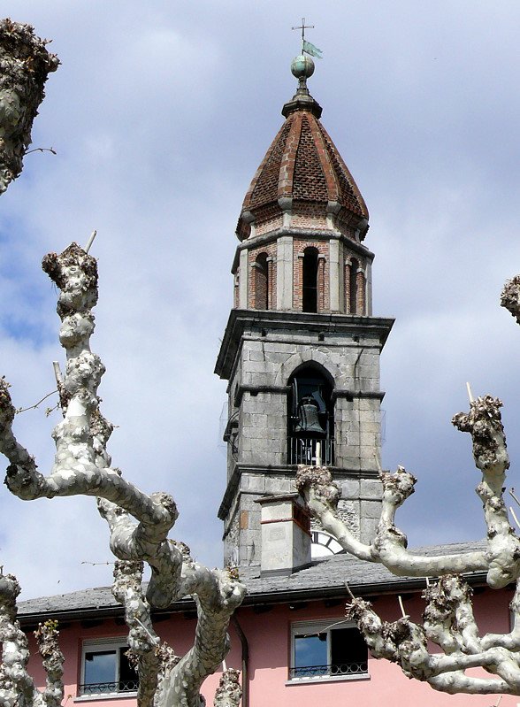 Ascona - Teleaufnahme des Campanile der Kirche Santi Pietro e Paolo am 05.04.2008