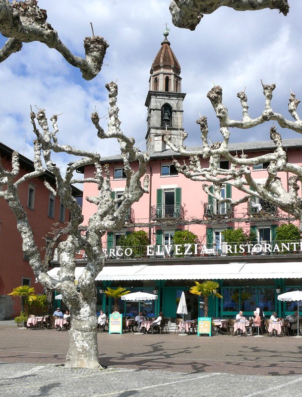 Ascona - Uferpromenade mit Campanile der Kirche Santi Pietro e Paolo am 05.04.2008