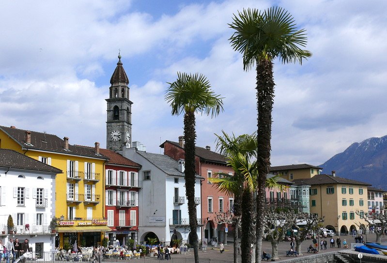 Ascona - Uferpromenade mit Campanile der Kirche Santi Pietro e Paolo am 05.04.2008