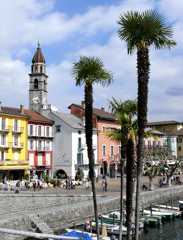 Ascona - Uferpromenade mit Campanile der Kirche Santi Pietro e Paolo am 05.04.2008