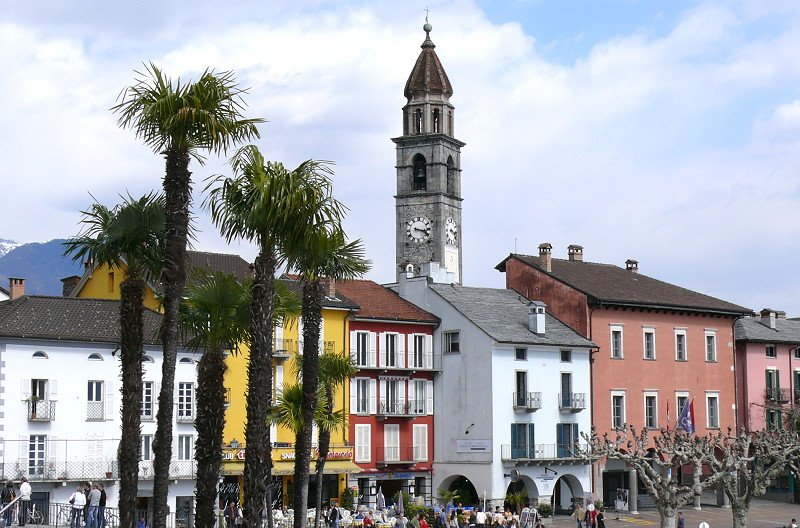 Ascona - Uferpromenade mit Campanile der Kirche Santi Pietro e Paolo am 05.04.2008