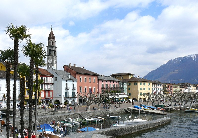 Ascona - Uferpromenade mit Campanile der Kirche Santi Pietro e Paolo am 05.04.2008