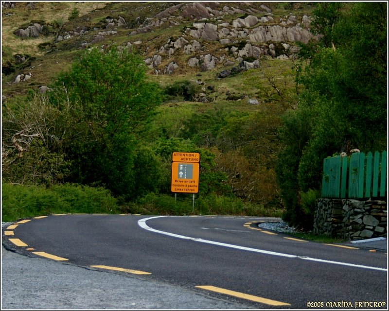  Attention/Achtung - Drive on left/Conduire a gauche/Links fahren . Diese Schilder sind allgegenwrtig an den Straen in Irland. Dass dieser Hinweis neben der englischen und gllischen Sprache auch in deutsch zu lesen ist, spricht fr sich.