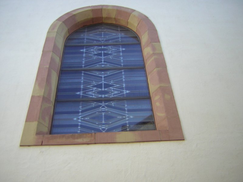 Auch auf diesem Foto ist ein Kirchenfenster der Pfarrkirche St.Peter zu sehen.