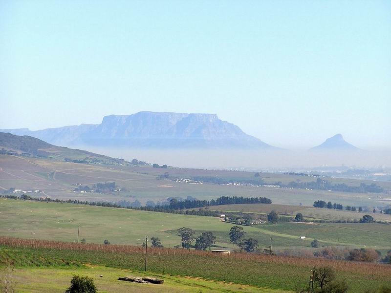 Auch aus stlicher Richtung, 35 km entfernt von Stellenbosch aus, gut erkennbar der Tafelberg. 