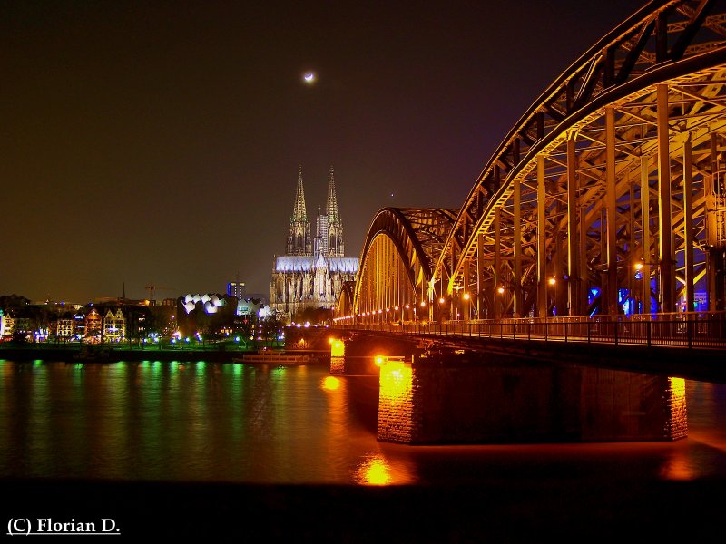 Auch bei Dunkelheit. Kln Lebt. Die Lichter und der gut beleuchtete Dom vermitteln in Kombination mit der ebenfalls beleuchteten Hohenzollernbrcke, ein attraktiven Eindruck.