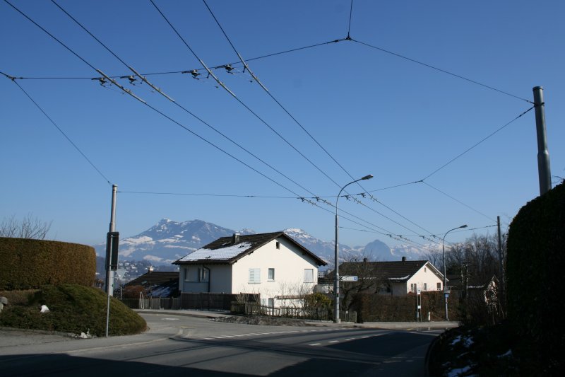 Auch dies gehrt zum Luzerner Stadtbild: Einfamilienhuser in Hanglage, mit Blick auf die Rigi und die Trolleybusfahrleitung, die man an vielen Orten erblicken kann.