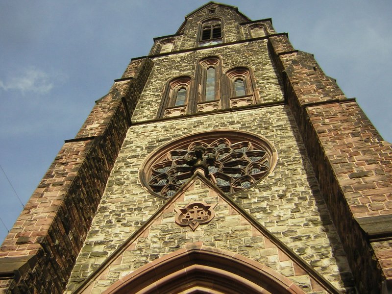 Auch dieses Bild zeigt den Turm der Pfarrkirche St.Josef in Saarbrcken-Malstatt.