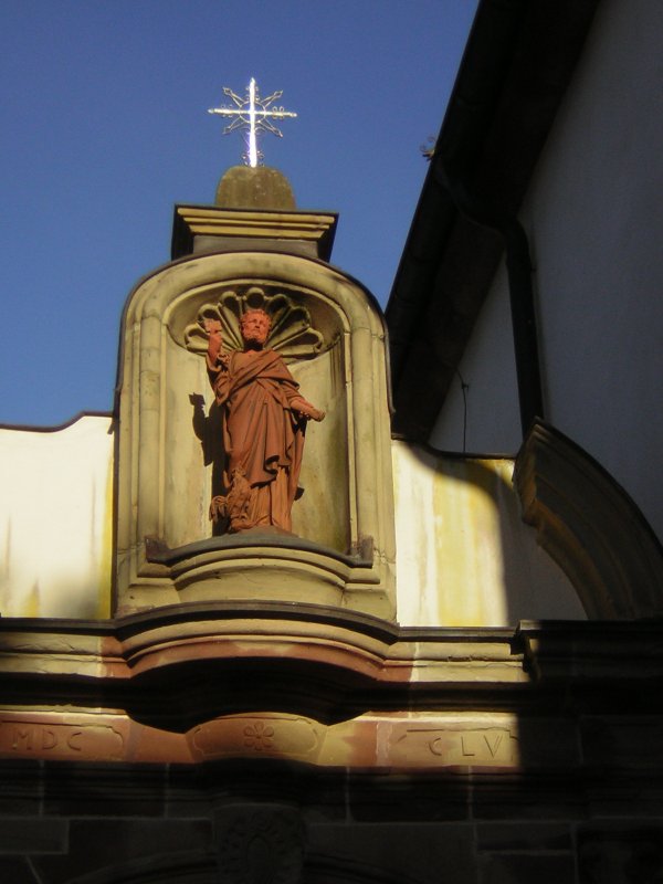 Auch dieses Foto zeigt eine Heiligen Figur an der Pfarrkirche St.Peter. Ich denke das es Petrus ist.