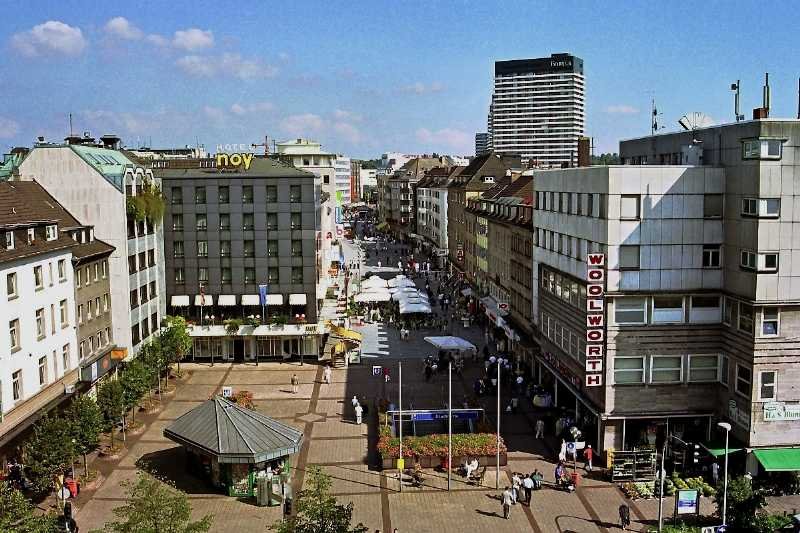 Auch Mlheim hat sie: die unvermeidliche Fugngerzone. Blick auf die Schlostrae aus westlicher Richtung (September 2000)