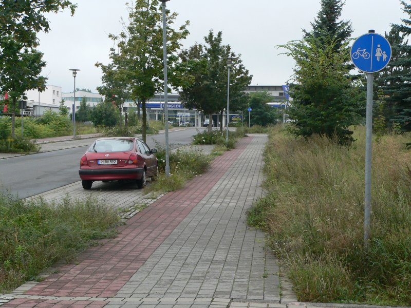 Auch Vekehrsplaner sollten sich an die Regeln halten. Mssen aber nicht. Hier wurde (wie fast immer bei Radwegen im gesamten Bundesgebiet) alles falsch gemacht. Radweg zu eng, schlecht einsehbar, daher gefhrlich im Kreuzungsbereich, Fuweg wirkt auch zu eng. Die fr eine Benutzungspflicht erforderliche Gefhrdung auf der Fahrbahn ist in Ermangelung von Kraftfahrzeugen nicht zu erkennen. Hier wre selbst ein nicht benutzungspflichtiger Radweg unsinnig. Leider hat die gesetzliche nderung im Radwegebau vor 10 Jahren, die erstmals Qualittskriterien vorgab, sich bisher kaum auf die Realitt ausgewirkt. Am Teltowkanal, Teltow, August 2007