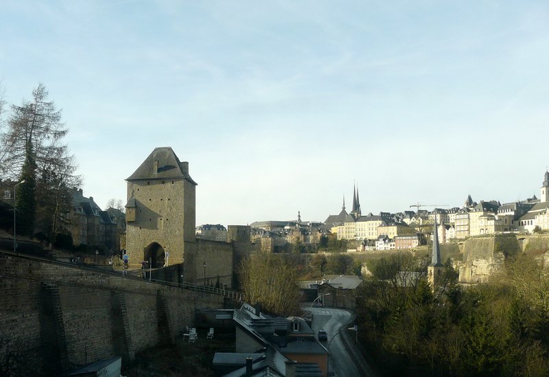 Auf der anderen Seite des Alzettetales sieht man noch die Überreste der Festung Luxemburg: der Jakobsturm und die Wenzelsmauer. 03.02.08