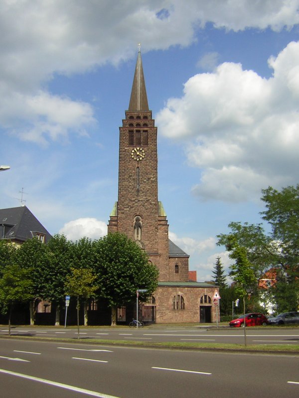 Auf dem Bild ist die Christknig Kirche zu sehen.  Es handelt sich um eine kath.Kirche